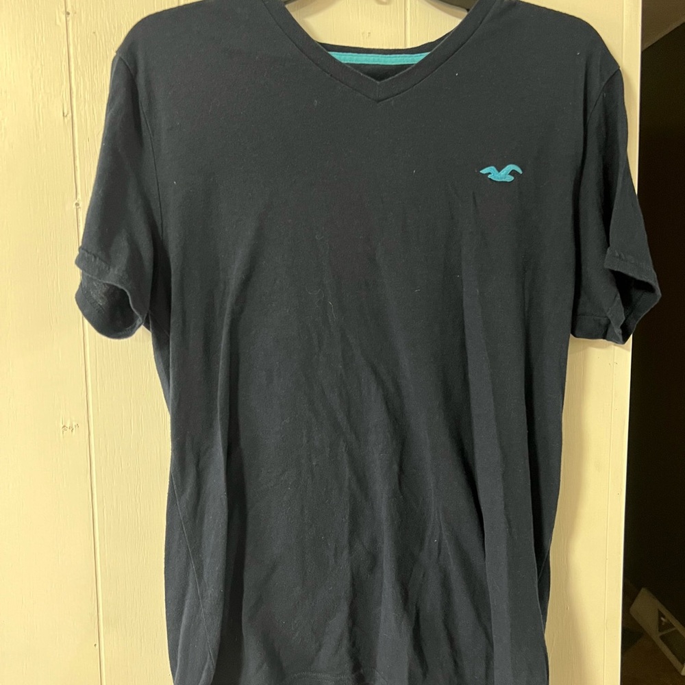 Hollister Men's Navy Blue V-Neck T-Shirt
